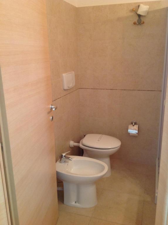 a small bathroom with a toilet and a sink at Hotel Corallo in Torre Santa Sabina