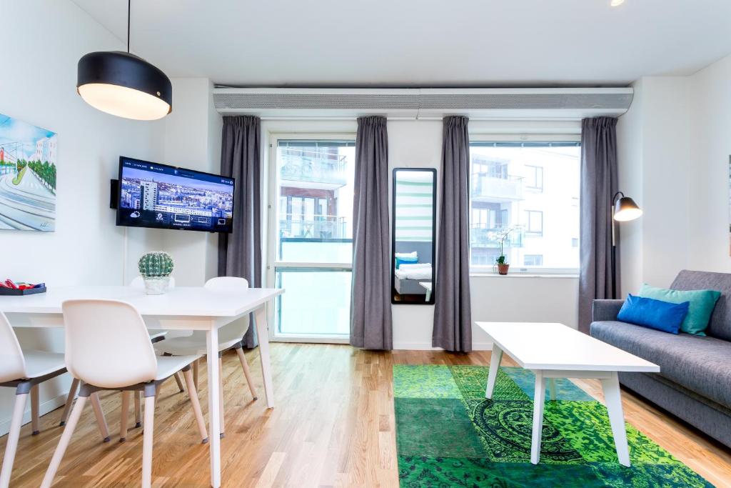 TV a/nebo společenská místnost v ubytování ApartDirect Hammarby Sjöstad