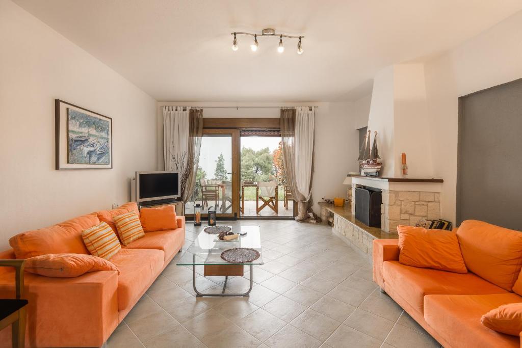 Telewizja i/lub zestaw kina domowego w obiekcie Beachside Haven, Poolside Serenity & Sunset Magic