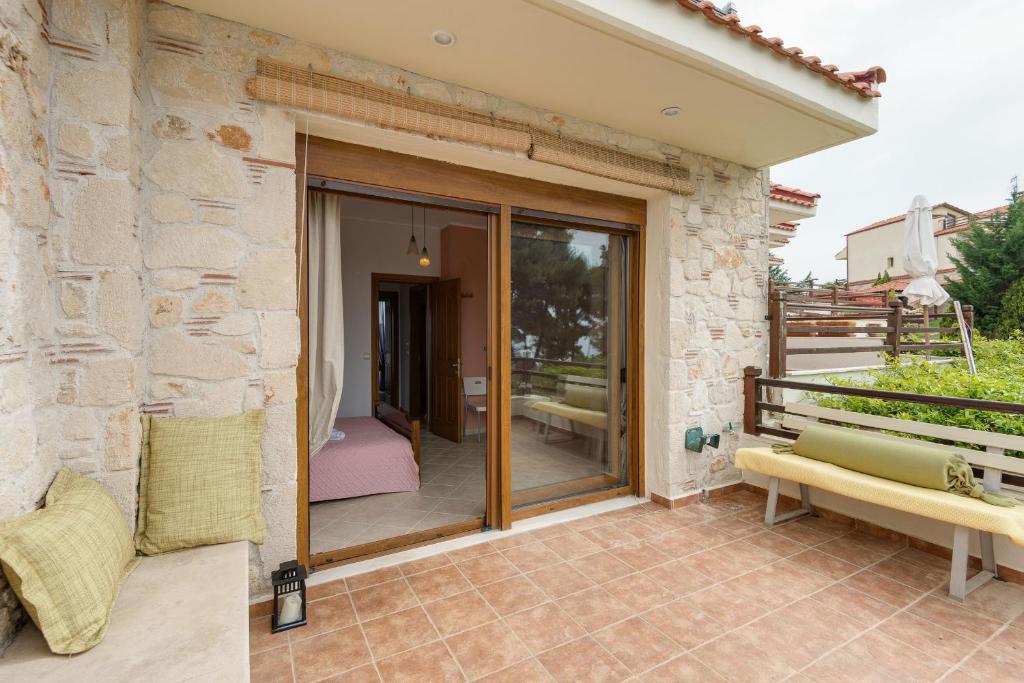 Balkon lub taras w obiekcie Beachside Haven, Poolside Serenity & Sunset Magic