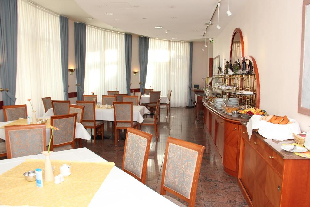 Ein Restaurant oder anderes Speiselokal in der Unterkunft Hotel Ascania 