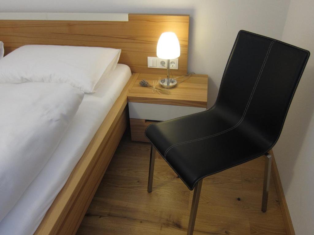 Postel nebo postele na pokoji v ubytování Ernst Clüsserath Weingut & Weinhotelchen