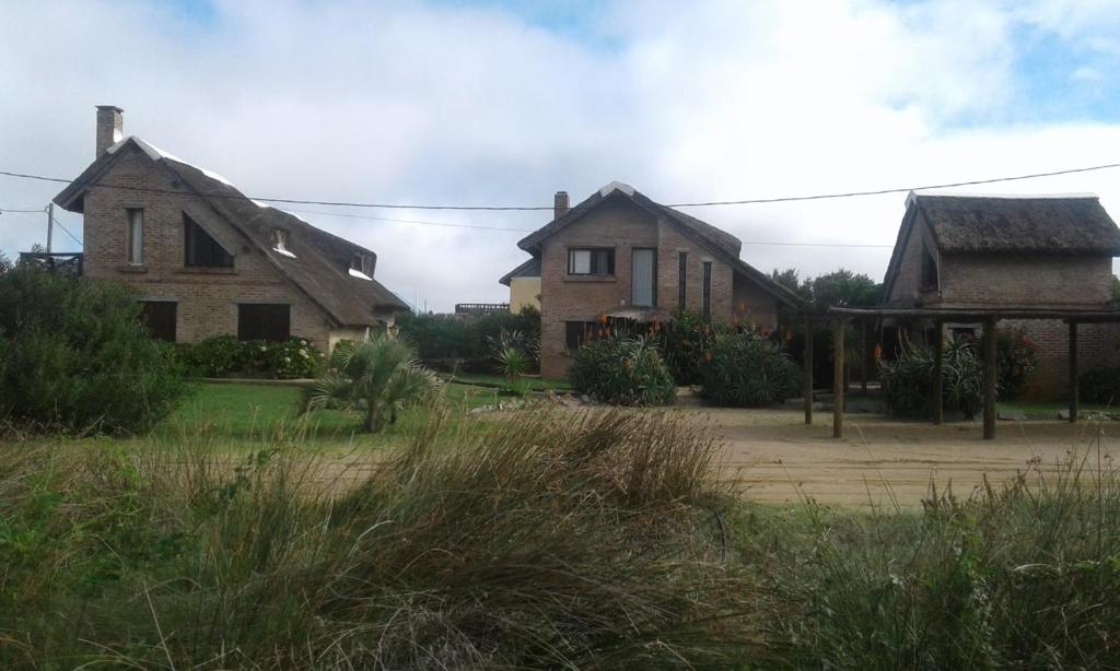 un par de casas viejas en un patio en Cabañas Playa Serena, en La Paloma