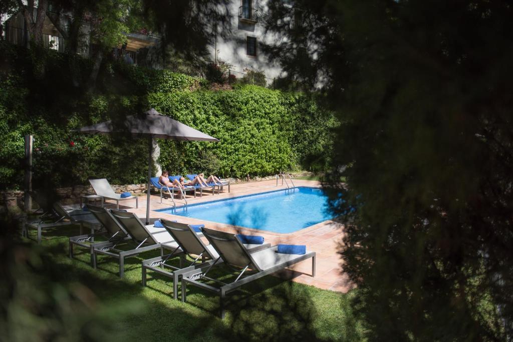 Bazén v ubytování Hotel Convent de Begur nebo v jeho okolí