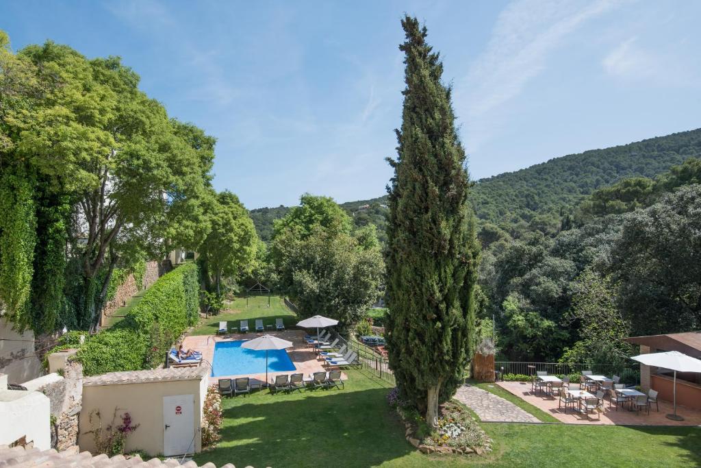 Bazén v ubytování Hotel Convent de Begur nebo v jeho okolí