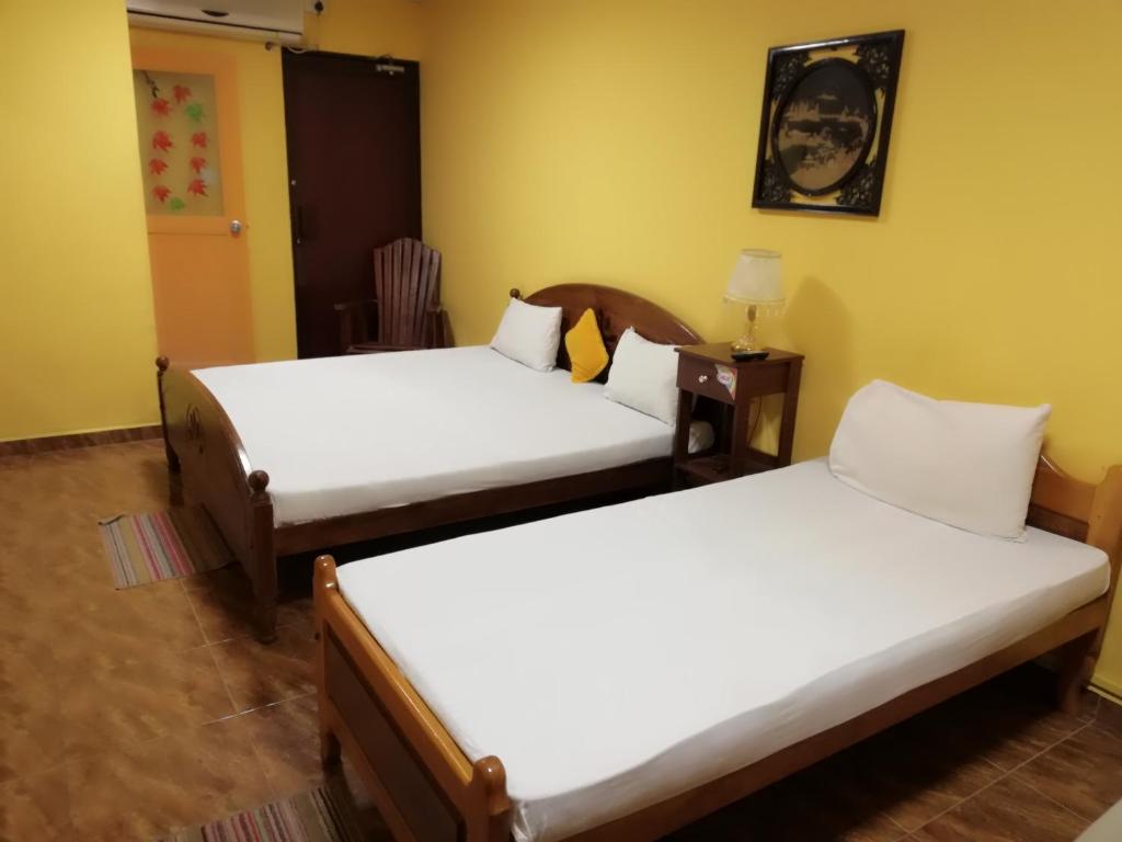Postel nebo postele na pokoji v ubytování Sunshine Hotel
