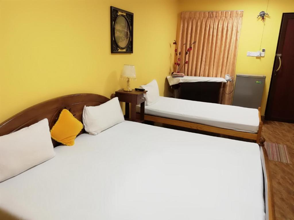 Postel nebo postele na pokoji v ubytování Sunshine Hotel