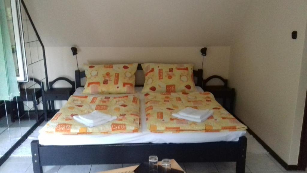 Postel nebo postele na pokoji v ubytování Óvár 12 Vendégház