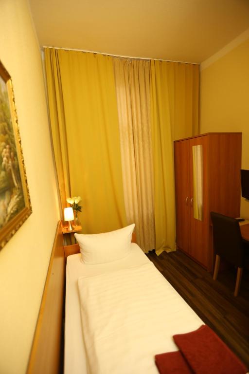 Postel nebo postele na pokoji v ubytování Hotel AI Königshof