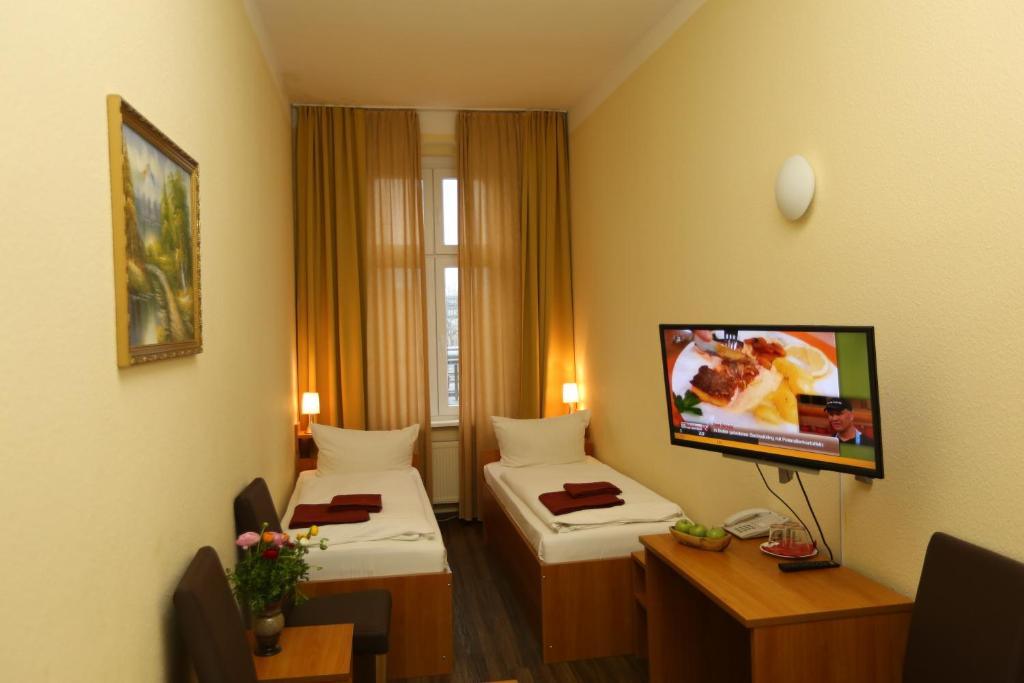 TV a/nebo společenská místnost v ubytování Hotel AI Königshof