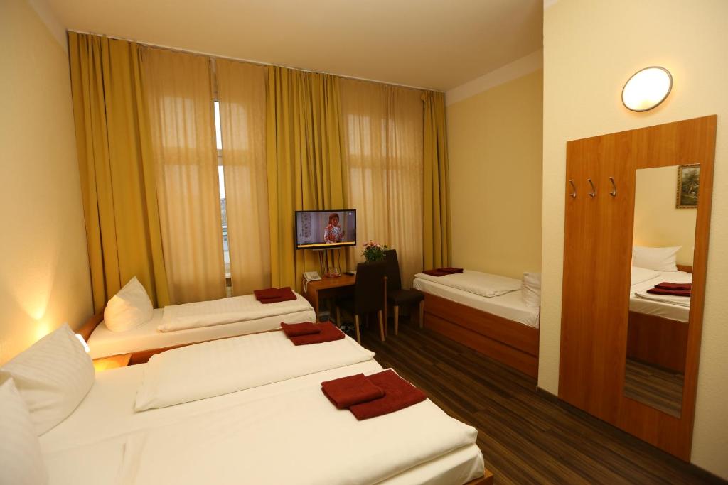 Postel nebo postele na pokoji v ubytování Hotel AI Königshof