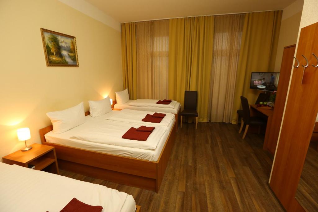 Postel nebo postele na pokoji v ubytování Hotel AI Königshof
