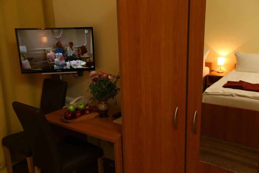 TV a/nebo společenská místnost v ubytování Hotel AI Königshof