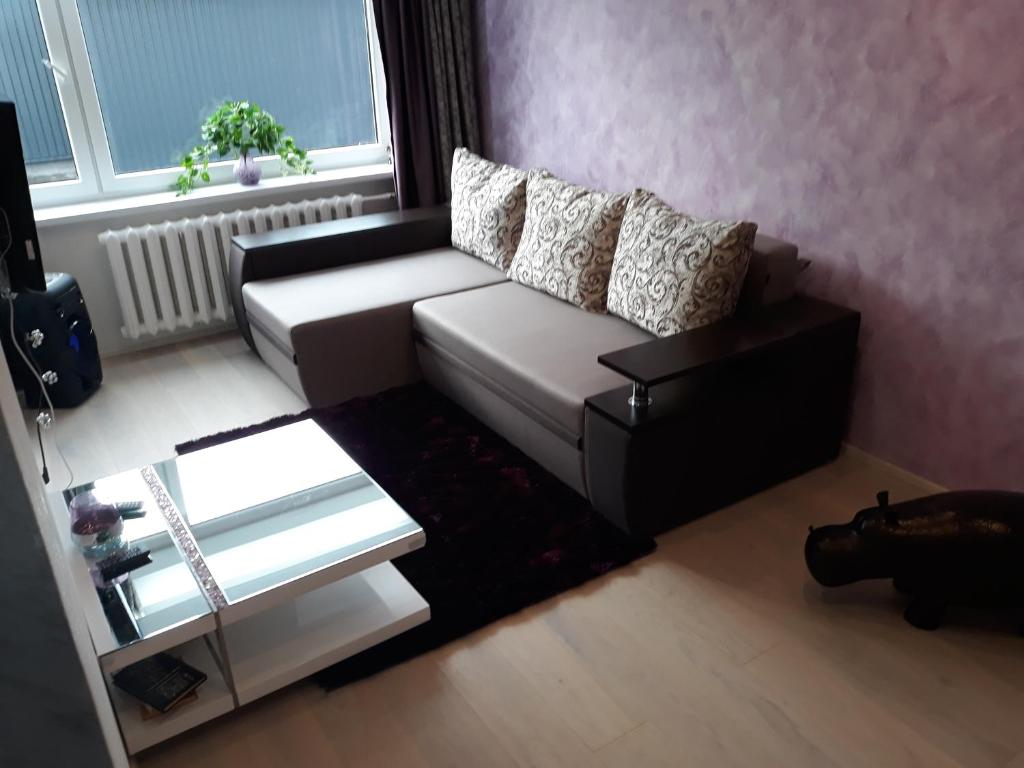 - un salon avec un canapé blanc et une fenêtre dans l'établissement Apartment, à Tallinn