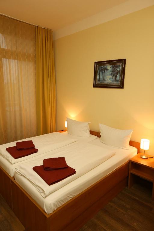 Postel nebo postele na pokoji v ubytování Hotel AI Königshof