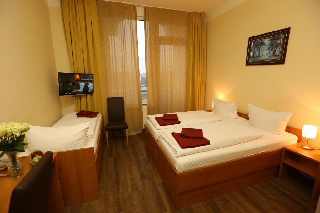 Postel nebo postele na pokoji v ubytování Hotel AI Königshof