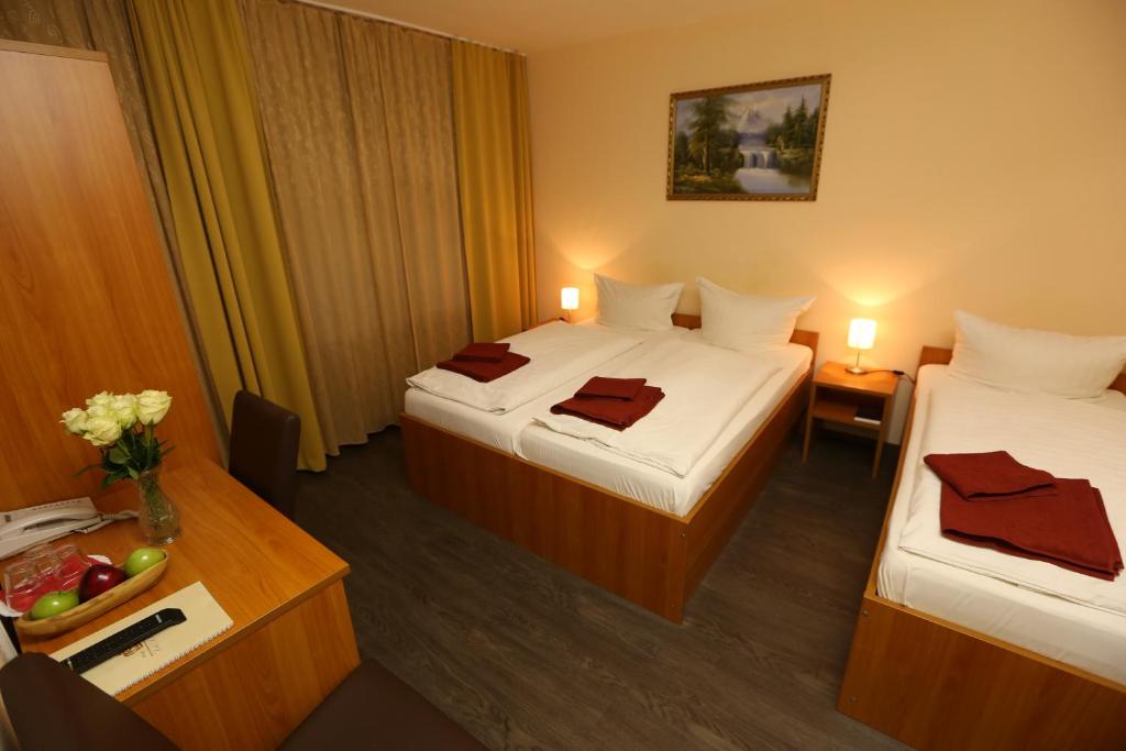 Postel nebo postele na pokoji v ubytování Hotel AI Königshof