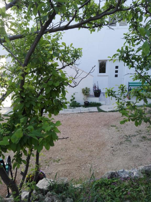 Vonkajšia záhrada v ubytovaní Apartment Marijan - Rtina