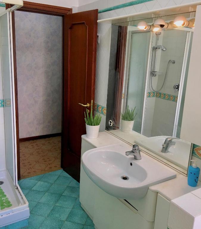 A bathroom at Roma Cinecittà Free WI-FI