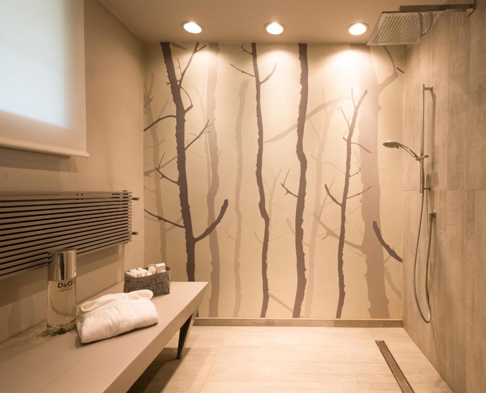 łazienka z muralem drzew w obiekcie B&B Villa dei Calchi - Suite Room di Charme w mieście San Felice sul Panaro