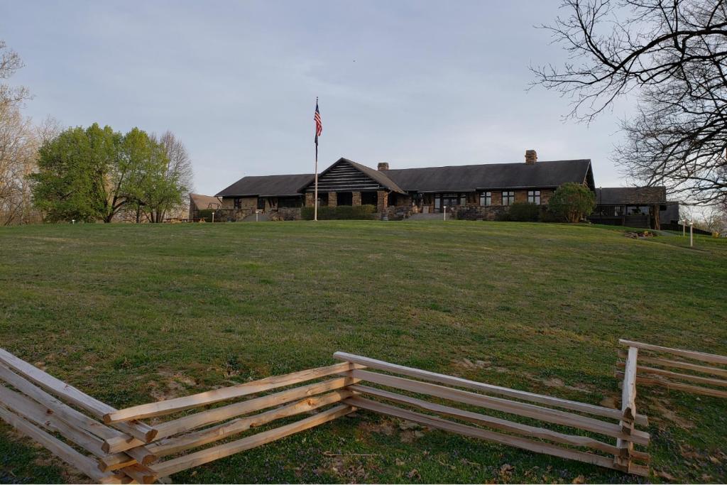 Abe Martin Lodge & Cabins photo