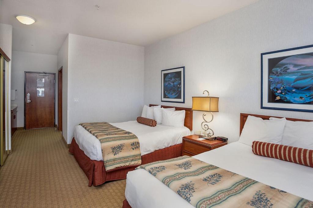 Postel nebo postele na pokoji v ubytování Shilo Inn Suites Ocean Shores