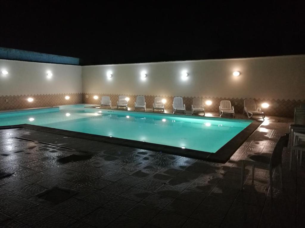 Bazén v ubytování Garden Inn nebo v jeho okolí