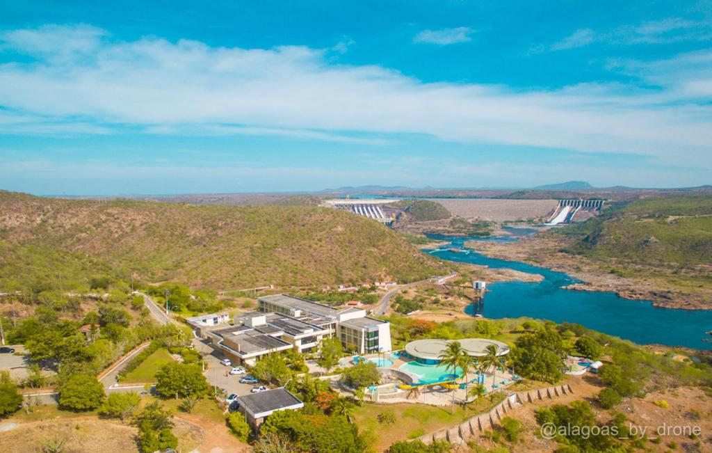 una vista aérea de una presa con un río en Xingó Parque Hotel, en Canindé de São Francisco