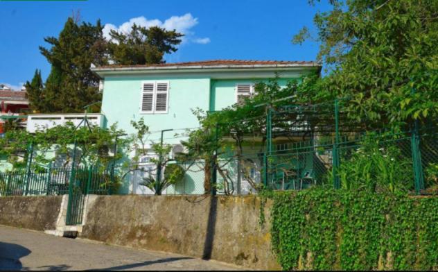 ヘルツェグ・ノヴィにあるNobel Apartments Herceg Noviの白い家