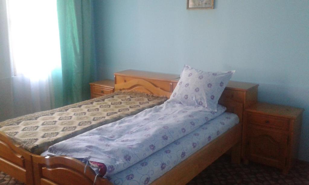 BotizaにあるCasa Poienarのベッドルーム1室(枕付きのベッド1台、窓付)
