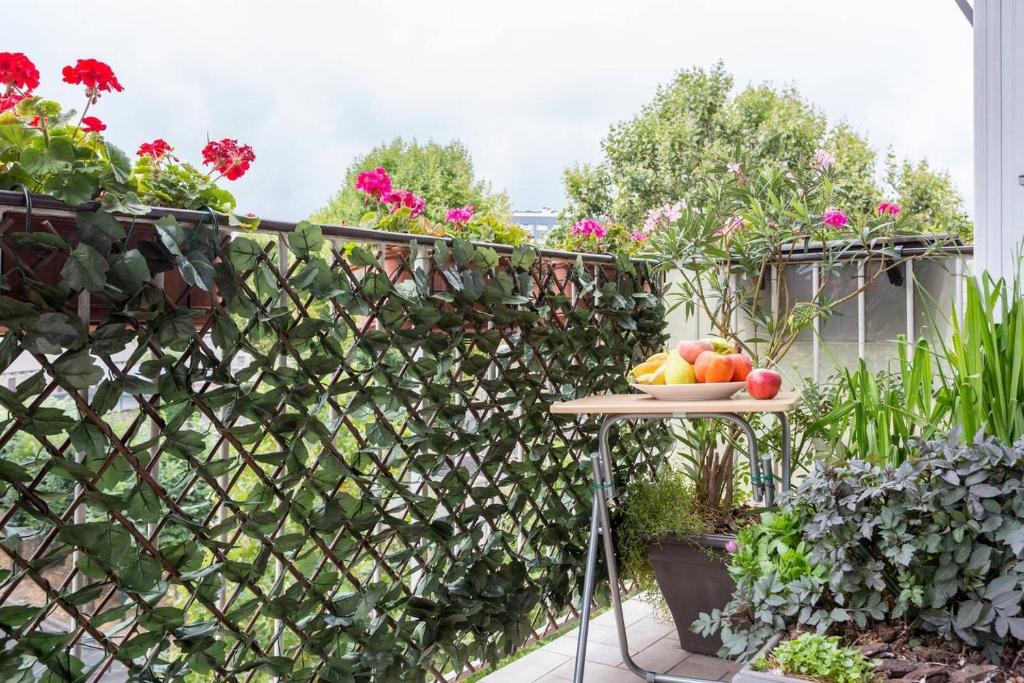- une table avec des fruits dans un jardin dans l'établissement REFAIT A NEUF Appartement proche de Paris, à Asnières-sur-Seine
