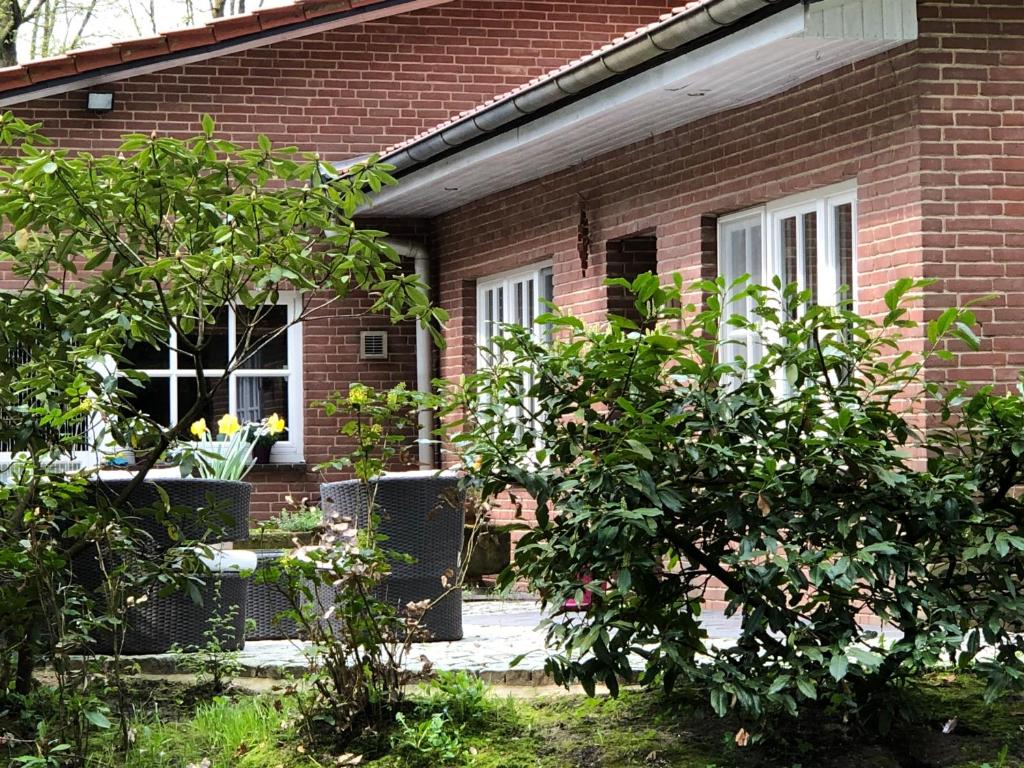 una casa de ladrillo con árboles delante de ella en Ferien im Bomlitztal, en Bomlitz