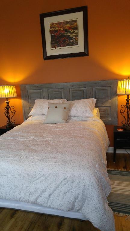 Canalside Restaurant, Inn & Kitchen Store - Studio Apartment