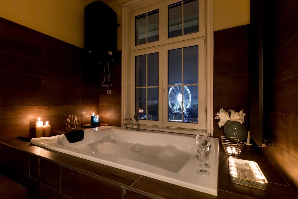 Ένα μπάνιο στο Luxury Dream Home In The Absolute Center