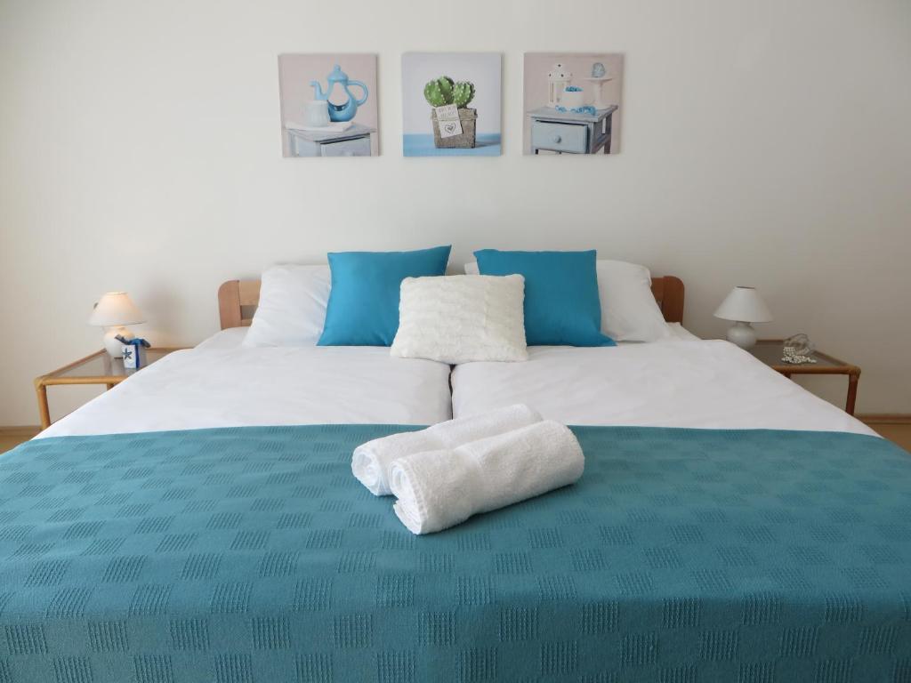 ein großes weißes Bett mit zwei Handtüchern darauf in der Unterkunft Gianna Apartment Labin in Labin