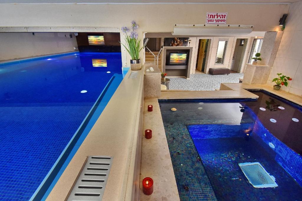 una piscina en una habitación de hotel con piscina en Eden's Boutique, en Had Nes