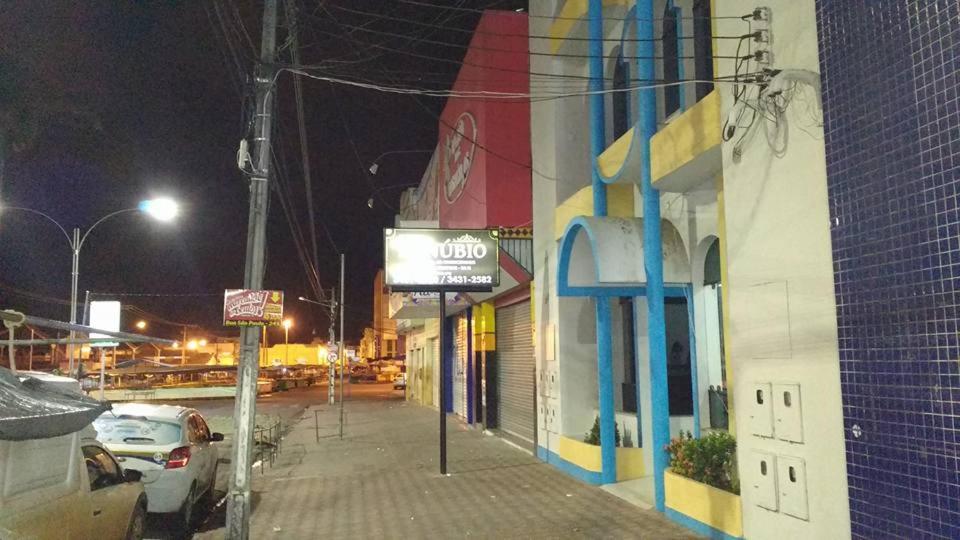 un bâtiment avec un panneau sur le côté d'une rue dans l'établissement Hotel Danubio, à Itabaiana