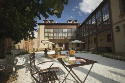 un tavolo e sedie di fronte a un edificio di Posada Real Casa de Tepa ad Astorga