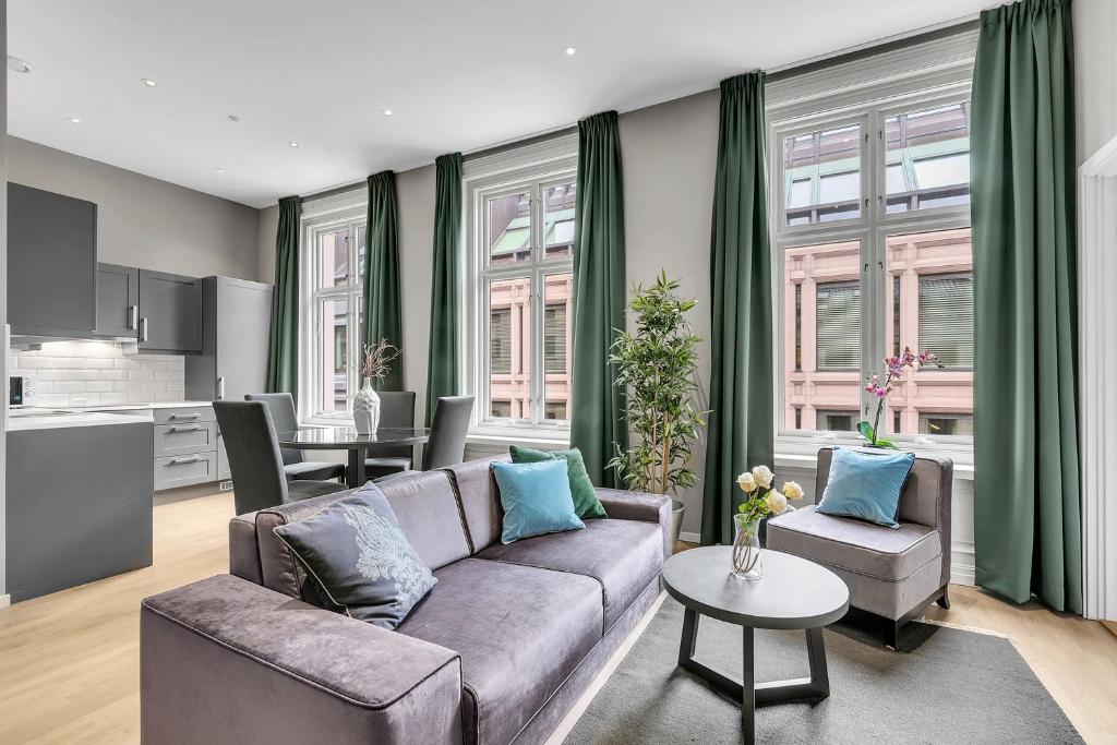 オスロにあるForenom Serviced Apartments Oslo Operaのリビングルーム(ソファ、テーブル付)