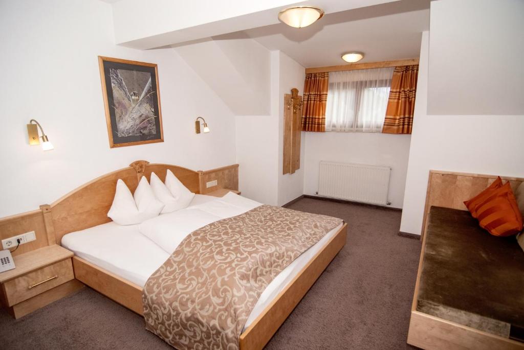 Postel nebo postele na pokoji v ubytování Hotel Garni Mirabell