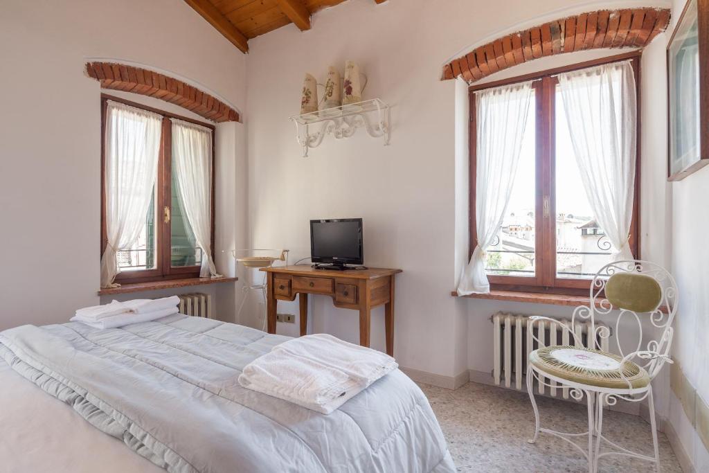 A bed or beds in a room at Locanda Al Centrale