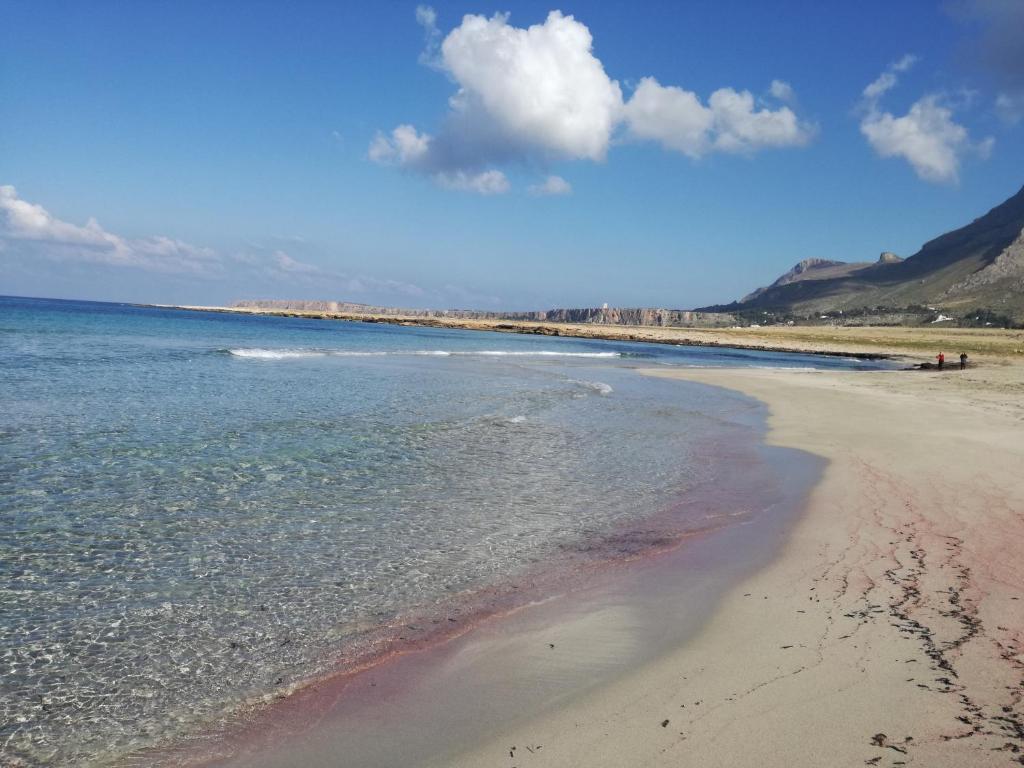 a beach with the ocean and the shoreline at Benvenuti al Sud B&B in Macari