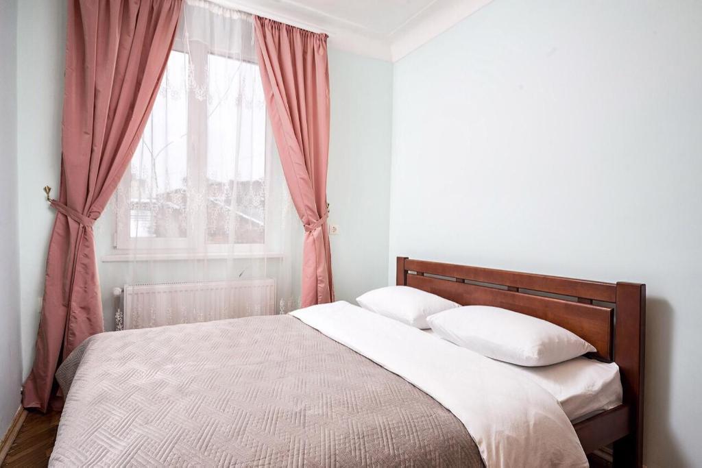 Кровать или кровати в номере FULL HOUSE апартаменти на Площі Ринок