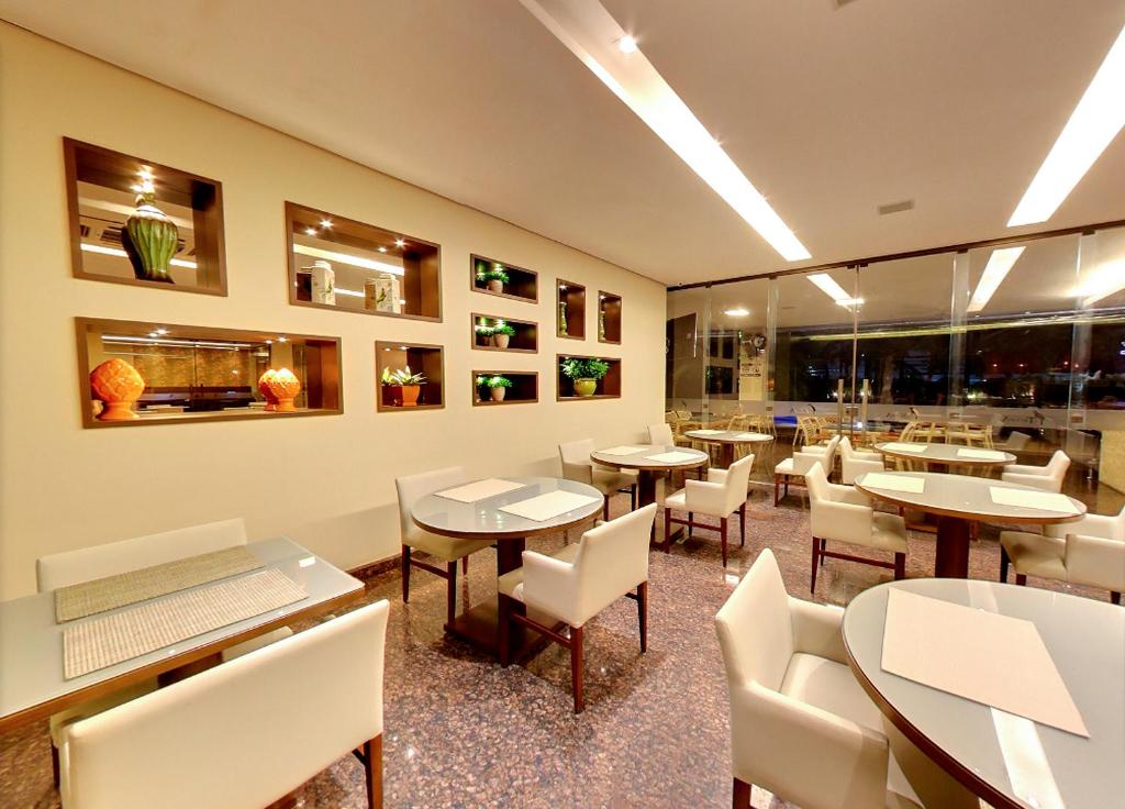 Amazon Taiamã Hotel tesisinde bir restoran veya yemek mekanı