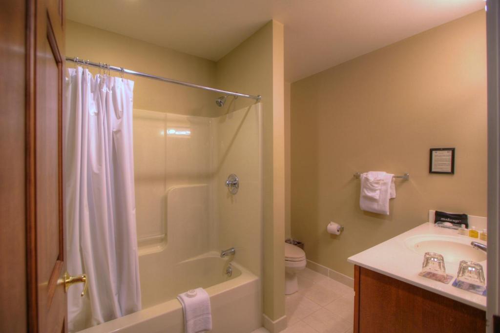 Spruce Point Inn Resort and Spa - Woodlandview Lodge Room With King Bed