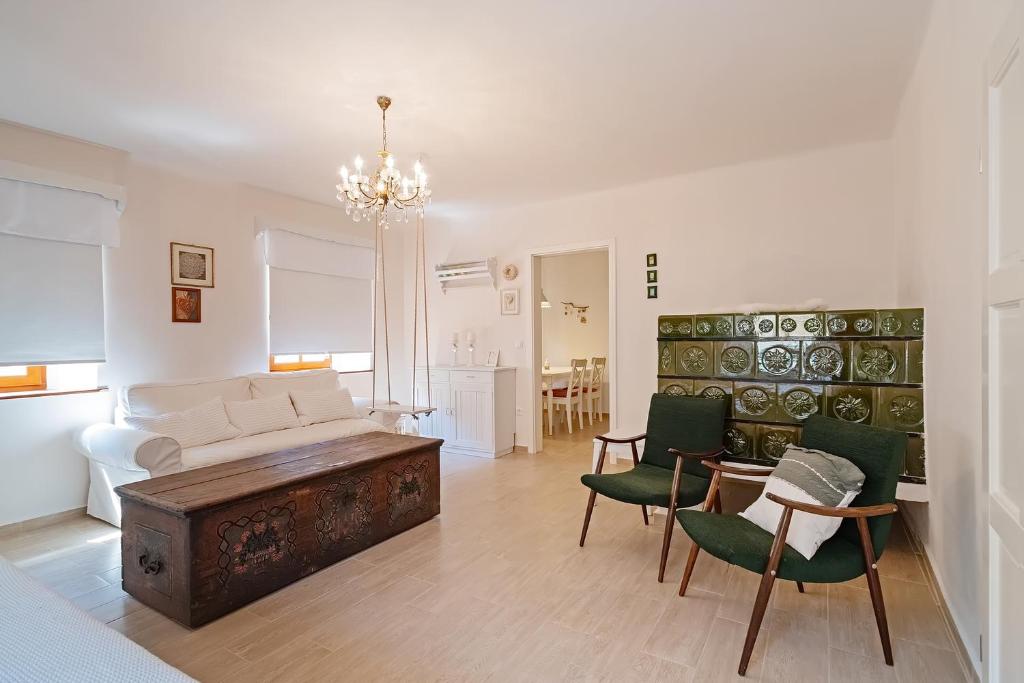 un soggiorno con divano, tavolo e sedie di Pr`Mružo apartmaji a Bohinj