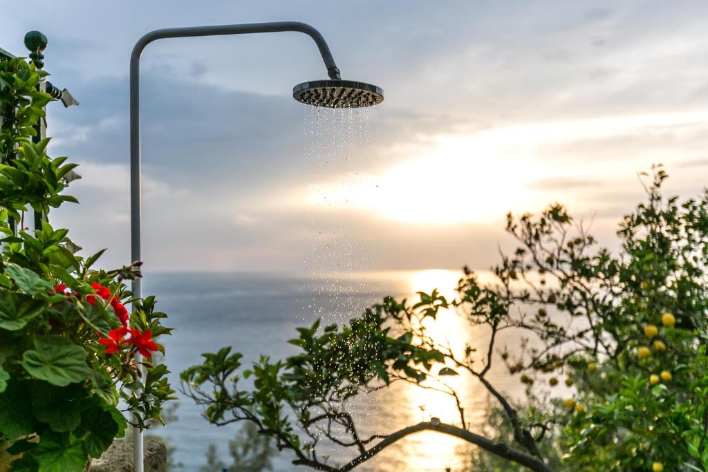 マッサ・ルブレンセにあるSunset In Relaxの庭園からの夕日の景色