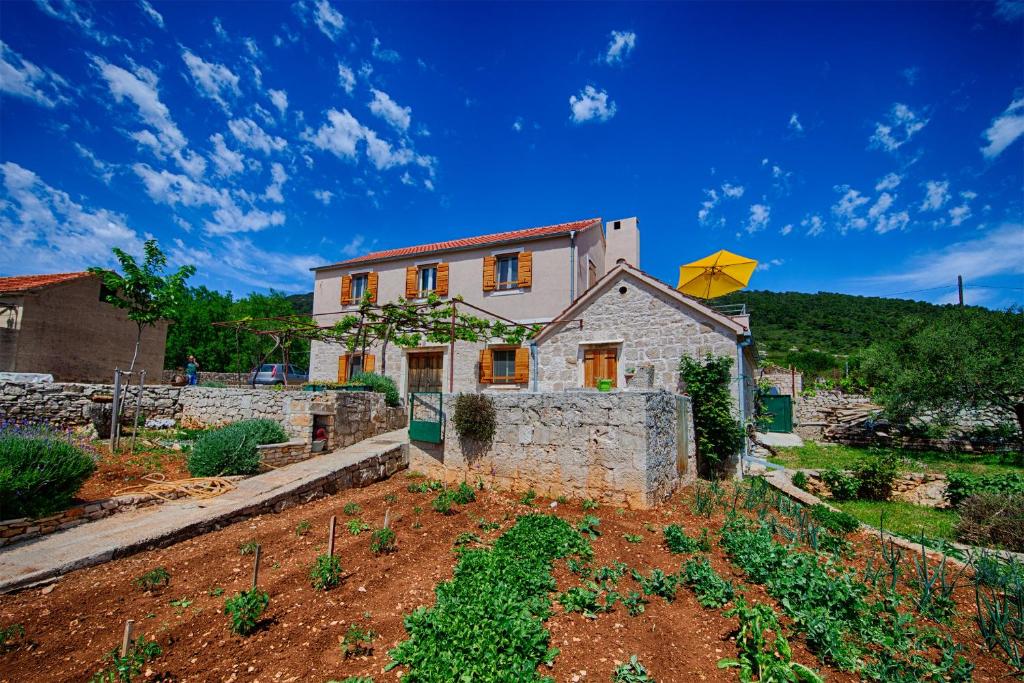 Foto dalla galleria di Betini Apartments - Authentic Island Escape a Komiža