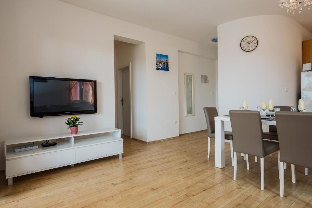 TV a/nebo společenská místnost v ubytování Villa Nora