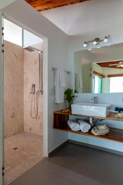 Koupelna v ubytování El Castillo Luxury Boutique Hotel-